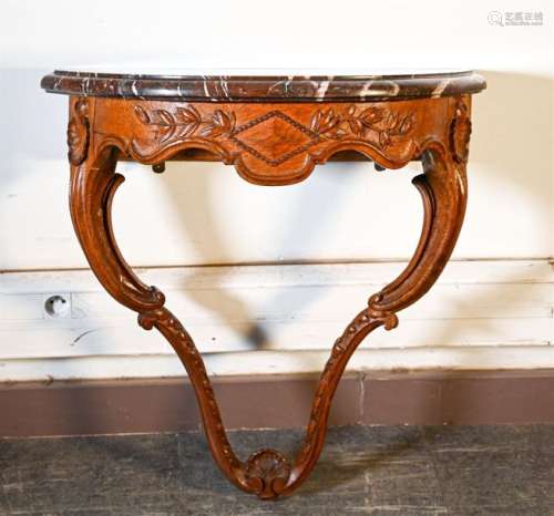 Petite console en chêne sculpté et mouluré à décor…