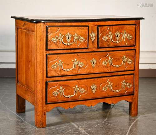 Commode en noyer ouvrant par quatre tiroirs sur tr…