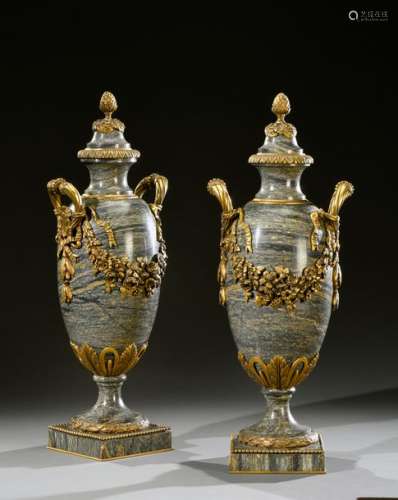 Paire de vases urne décoratifs en marbre gris vert…