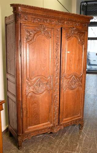 Armoire de mariage en chêne sculpté ouvrant à deux…