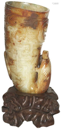 漢Han Dynasty(206BC-220AD) 白玉帶青銅沁角杯