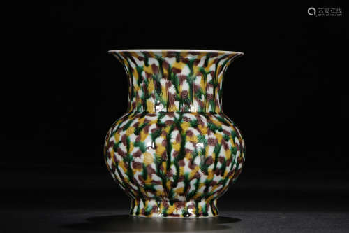 A Chinese Tri-colored Porcelain Vessel