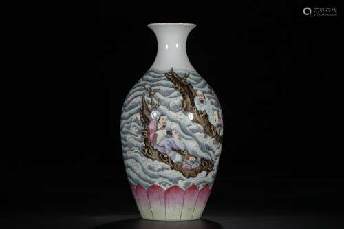 A Chinese Famille Rose Porcelain Vase