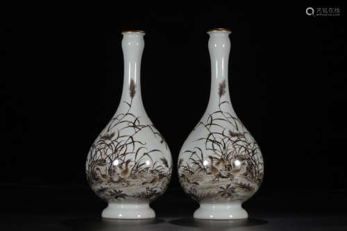 A Pair of Chinese Gilt Floral Porcelain Garlic-mouthed Vases