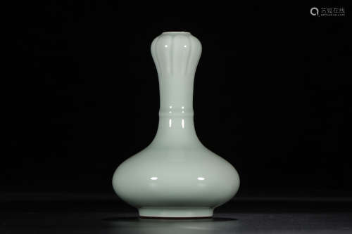 A Chinese Celadon Glazed Porcelain Garlic-mouthed Vase
