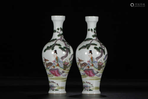 A Pair of Chinese Famille Rose  Porcelain Vases 