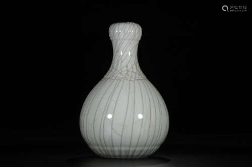 A Chinese Porcelain Garlic-mouthed Vase