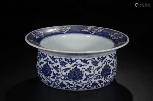 A Chinese Blue and White Floral Porcelain Flared Plate