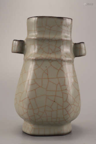 A Ge-type Arrow Vase