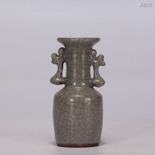 A Ge-type Vase with Double Handles