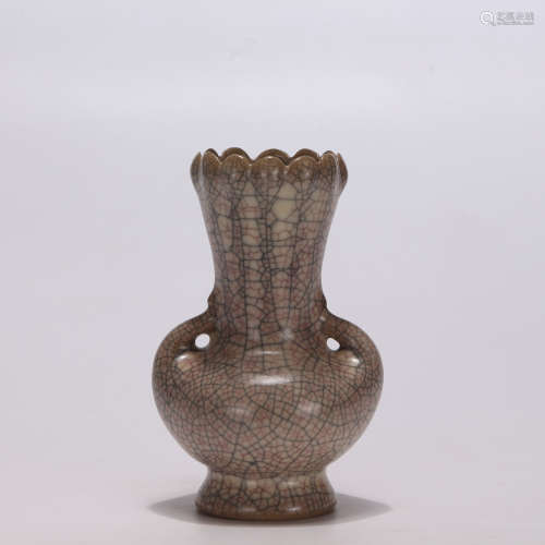 A Ge-type Bottle Vase