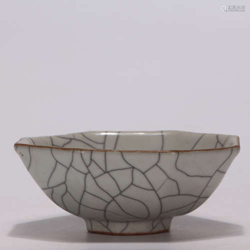 A Ge-type Lobed Bowl