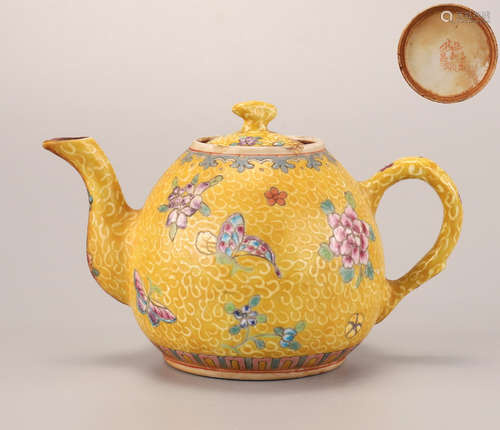 A Famille Rose Sgraffiato Tea-pot