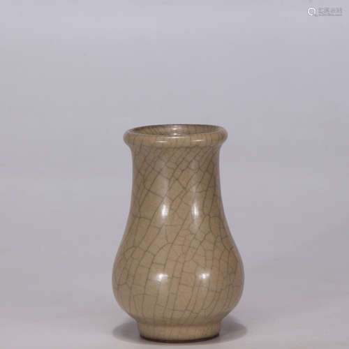 A Ge-type Bottle Vase