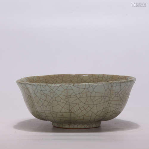 A Ge-type Lobed Bowl