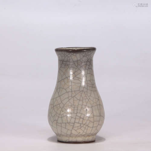 A Ge-type Bottle Vase