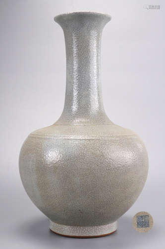 A Ge-type Decorative Vase