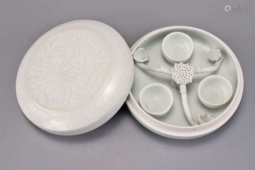 A Yingqing Glazed Peony Cosmetic Box