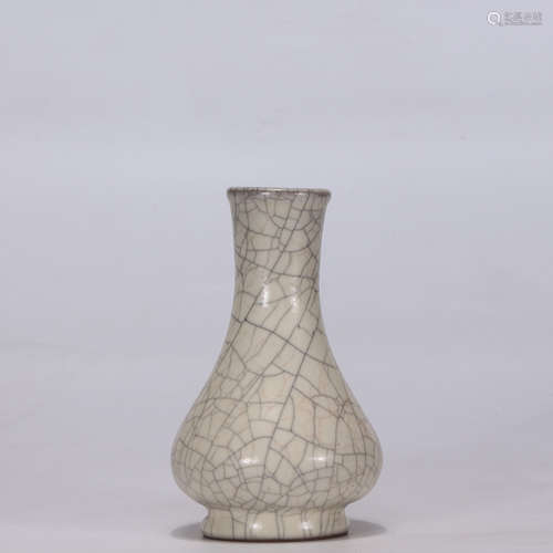 A Ge-type Bottle Vase