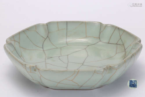 A Guan-type Lobed Plate