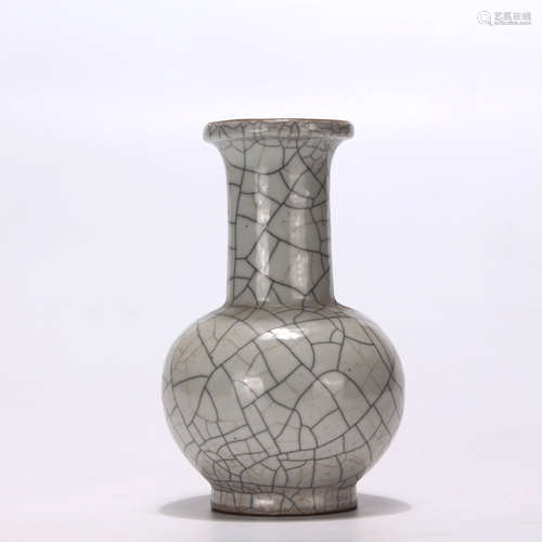 A Ge-type Globular Vase