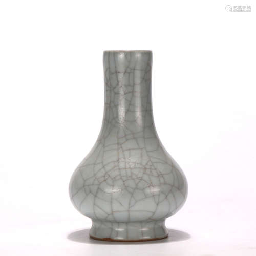 A Ge-type Bottle Vase