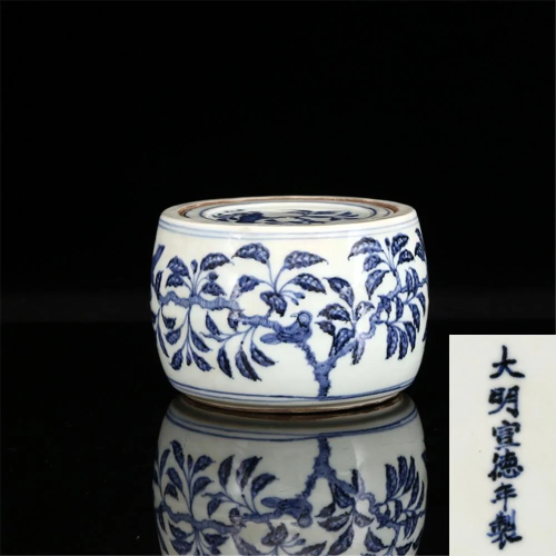 A blue and white flower and bird's pattern pot …