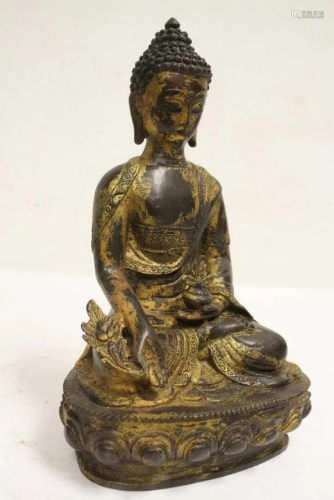 A fine Chinese gilt bronze sculpture of Buddha