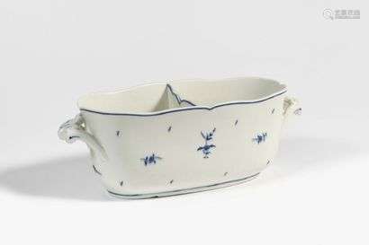 Arras Oval finely divided oval liquor bucket in porcelain with blue monochrome decoration of flowering twigs.  Marked: AR.  18th century.  L. 31 cm.  Two chips at the heel.