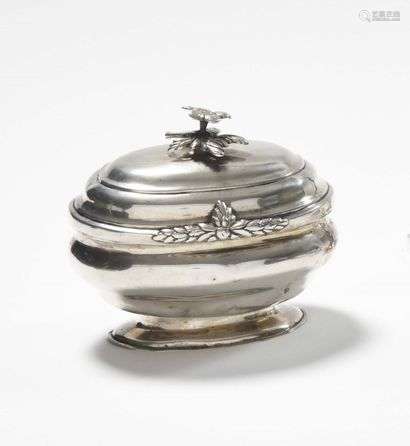 Oval sugar bowl in plain silver, resting on a pedestal, the lid hinged, the fretel in the shape of a flowering branch.  Foreign work Late 18th - early 19th century Weight : 260 g (Shocks and restorations)