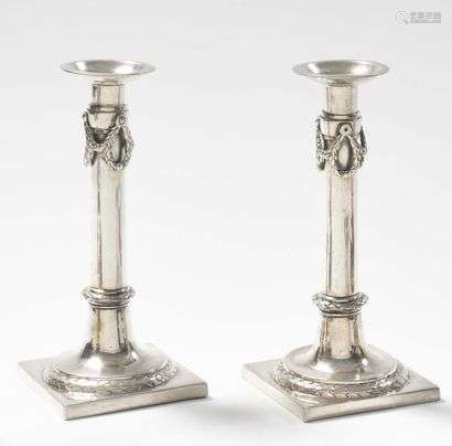 Pair of plain silver torches resting on a square base, underlined with laurel twists, with a pair of bobèches (not punched). German work from the town of BRUNSWICK, circa 1800 (letter S) Goldsmith: I.V.T or I.V.I, unidentified Height: 20 cm Weight: 506 g