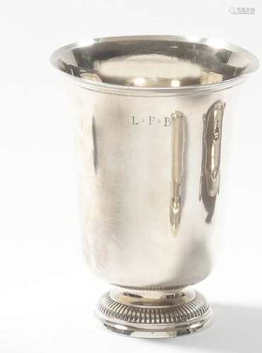 Tulip-shaped timbale in plain silver on a gadrooned pedestal, monogrammed on the 