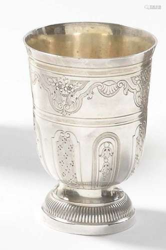 A 950 thousandths silver tulip cup on a gadrooned pedestal decorated with reserves and mantling engraved in two registers. Minerve Goldsmith : MARANDET MICHELINI Height : 9,5 cm Weight : 125 g