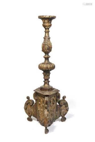 Painted and gilded wooden pedestal table, baluster-shaped, decorated with gadroons and foliage, resting on a triangular base with cartridges, coils and staples (reinforcements and restorations). Italy, 18th century H: 157.5 cm