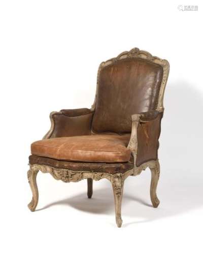 Large carved beech shepherdess armchair with flat back and decoration of foliage, rockeries, staples, pomegranates, flowers and trellis, resting on arched legs, (stripped, originally painted). Louis XV period. H : 108 cm, W : 71 cm