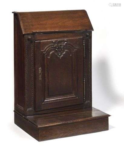 Moulded and carved oak Prie-Dieu opening to a flap and a leaf with frames, shells and foliage. 19th century. H : 94 cm, W : 63 cm, D : 54 cm