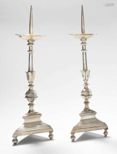 Pair of silver-plated bronze steel picks, the shaft in foliated baluster resting on a triangular base. 19th century (wears). Height : 55 cm