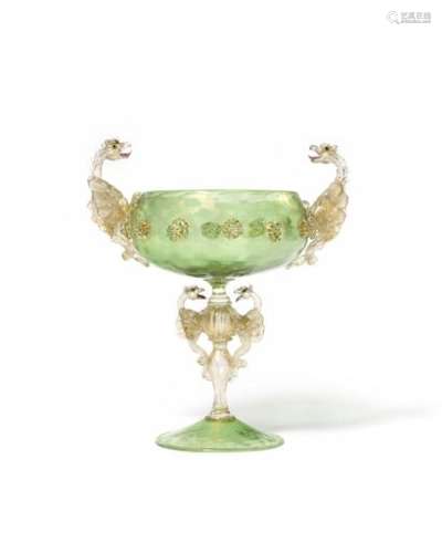Large goblet with dragons in stained glass with gold highlights, circular in shape with rosettes and winged dragons decoration, the circular base surmounted by a baluster shaft, (wears). In the taste of Antonio Salviati.  Venice, end of the 19th century. H: 27 cm, W: 27 cm