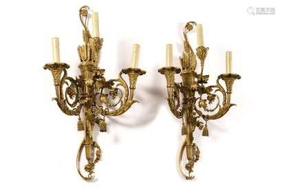 Pair of gilt bronze sconces with three branches of light in the shape of a horn of plenty decorated with vine branches, oak leaves adorned with a string of trimmings and finished with scrolls and a seed. The quiver barrel decorated with a ribbon. Louis XVI - 19th century style (electrically mounted, branch to be better fixed) H: 59 - W: 41 cm