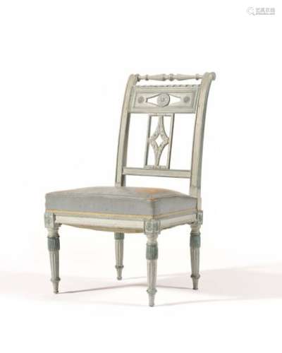 Small blue lacquered wooden chair with openwork back, with a baluster. Belt with a detachable belt, baluster and fluted legs Directoire Period (restorations mainly in the uprights of the backrest) H: 76 - W: 44 - D: 37.5 cm