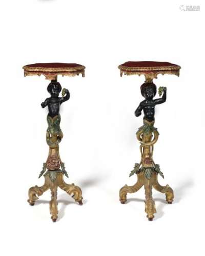 Pair of painted and gilded wooden pedestal tables with Nubian children, decorated with foliage and flowers.  Venetian style from the 18th century. H: 99 cm Tray: 40 cm x 33 cm