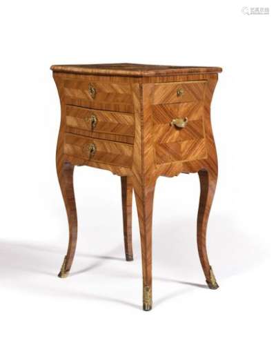Table chiffonnière in rosewood veneer and satin finish, it opens to a side drawer, has a side drawer in the belt and two drawers in the front. It rests on arched legs. Partly 18th century (parts redone, re-veneered, restored) H : 76 - W : 47- D : 37 cm