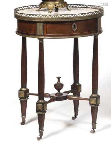 Moulded mahogany circular table, opening to a drawer and resting on a base with a baluster spacer surmounted by a vase, white veined marble top with a gallery. Probably Germany end of the XVIIIth century - beginning of the XIXth century. H : 68 cm, D : 49 cm