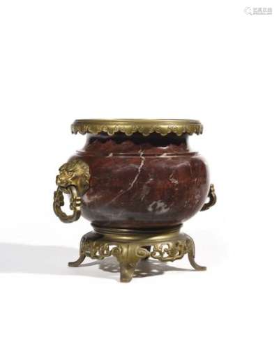 Red Griotte marble vase, the bronze frame in the taste of the Far East with openwork decoration of stylized foliage. 19th century. H : 21 cm