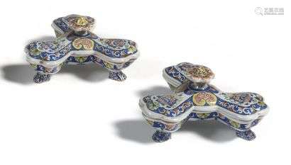 Quimper Pair of covered spice boxes in the shape of a cloverleaf with three compartments in earthenware with polychrome decoration in the style of Rouen of baskets of flowers and leafy braids. Marked : PB, Porquier-Beau manufacture. 19th century. L. 14 cm. Accident to a lid.