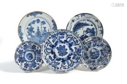 Delft Four round dishes and one earthenware plate with blue monochrome decoration of weeping willows, lake landscapes, flowering rocks, birds and stylized flowers. 18th century. D. 30,5 cm, 31 cm, 26 cm and 22,5 cm. Restored chips and splinters.