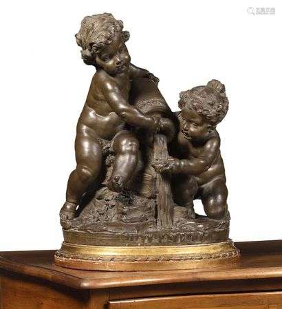 Terracotta group patinated in imitation of bronze representing two putti playing with water. It rests on an eovale base and a gilded wood base carved with tortoiseshells 18th century style in the taste of Clodion (restoration) H : 52 L : 39 cm