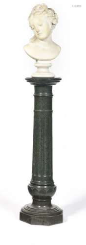 A saddle in the shape of a fluted column in serpentine or harsburgite, it rests on a base with cut sides. Neoclassical style H: 109 cm (small restoration, one splinter)