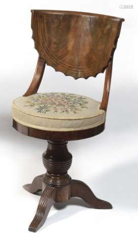 Musician's chair in walnut and light wood fillets, the rotating seat and backrest in velum, resting on a tripod baluster base. Mid 19th century H: 75 cm, W: 39 cm