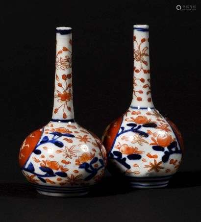 JAPAN Pair of small long narrow neck porcelain vases decorated with flowers from the Imari palette. End of the XIXth century Tall: 12 cm